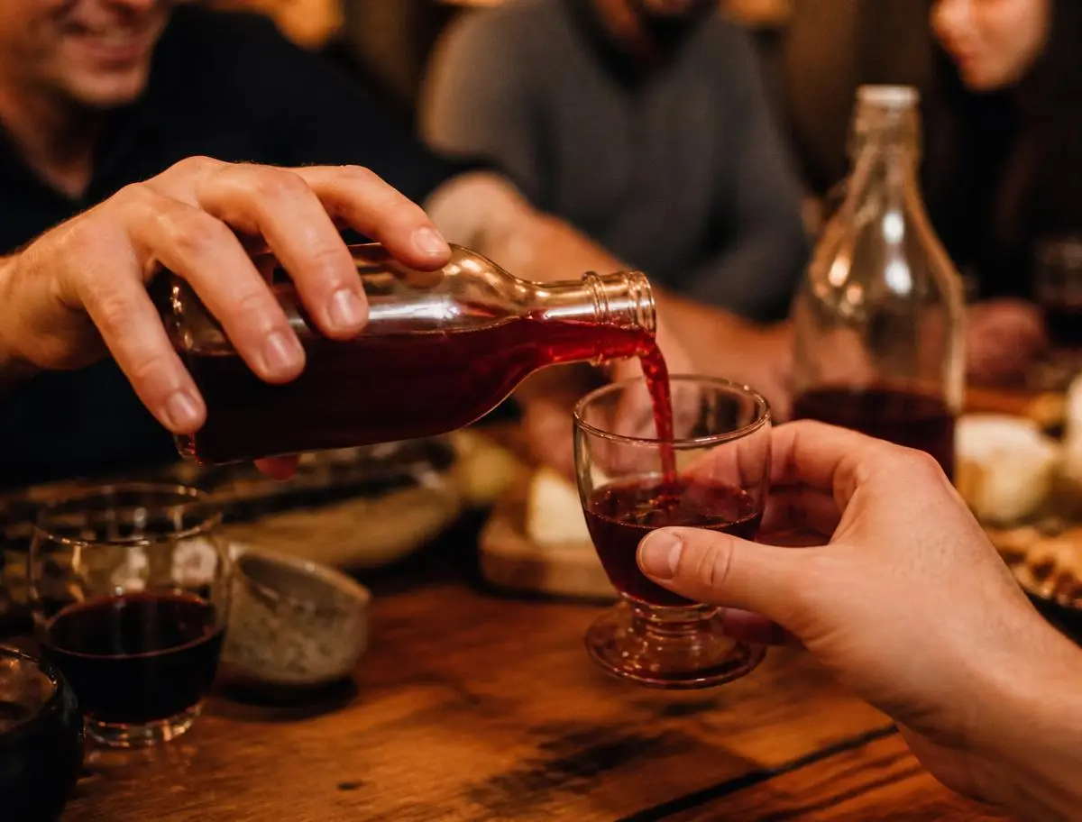 Verre de liqueur Maison Rubini avec glaçon, prêt à être dégusté