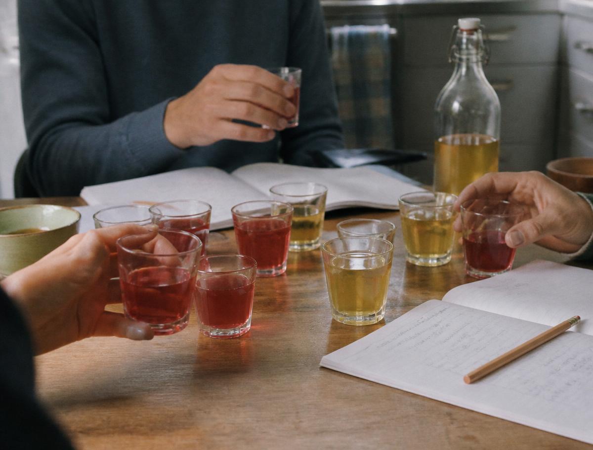 Deux premiers prototypes de bouteilles en verre avec étiquettes vierges et sceaux de cire rouge.